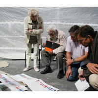 En juin 2014, sur le chantier en cours, Arcabas décide de la place de chaque vitrail En juin 2014, sur le chantier en cours, Arcabas décide de la place de chaque vitrail